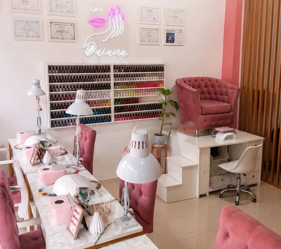 Estaciones de manicura en Estética Daiana